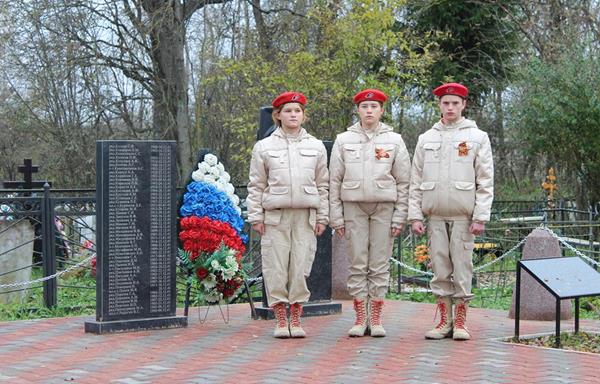 В селе Пушкино Калининского района обновили братское захоронение